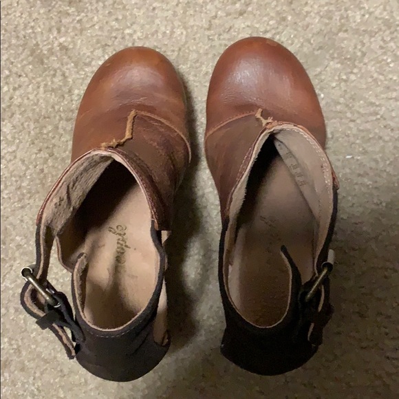 SOLD Free People Amber Orchard Clogs - Picture 6 of 10